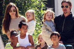 Pesta Thanksgiving, Angelina Jolie Ogah Undang Brad Pitt