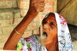KISAH UNIK : Sakit Misterius, Wanita Tua Ini Harus Makan Pasir Seumur Hidup