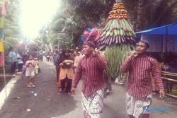 TRADISI KULONPROGO : Warga Jatimulyo Rebutan 2 Gunungan dalam Tradisi Saparan