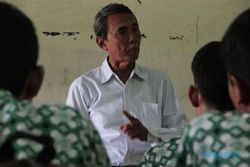 HARI GURU : Kisah Sugito, Guru Berusia 75 Tahun yang Tetap Mengajar