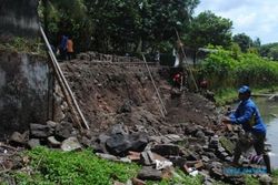 INFRASTRUKTUR BOYOLALI : Jalan di Sisi Barat Makam Yosodipuro Longsor