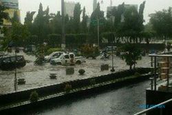 BANJIR SEMARANG :  Hujan Seharian, Simpang Lima Tergenang