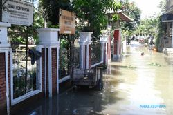 BANJIR SOLO : Rumah Kebanjiran, Warga Sangkrah Mengungsi ke Tanggul