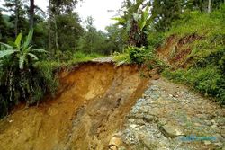 LONGSOR PONOROGO : Jalan Longsor, 150 Keluarga di Dusun Buyut Terisolasi