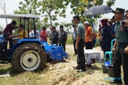 PERTANIAN GROBOGAN : Petani Grobogan Terima Traktor dari DPR