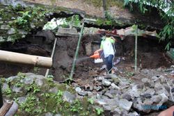 Bau Mayat, Dinas Kesehatan Semprotkan Disinfektan di Makam Petinggen yang Longsor