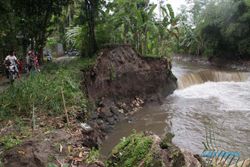 ABRASI SUNGAI : Pengerjaan Tebing Sungai Molor Karena Cuaca