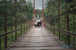 KISAH INSPIRATIF : Sudah 6 Tahun, Pria di Bantul Ini Sukarela Mengganti Papan Jembatan yang Rusak