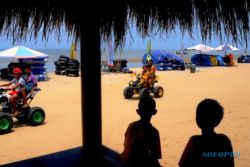 FOTO WISATA REMBANG : Pantai Karang Jahe Belum Tergarap