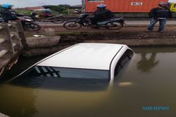 KECELAKAAN SEMARANG : Tercebur ke Sungai, Mobil Ini Sita Perhatian Netizen