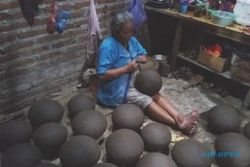 Nenek-Nenek asal Ponorogo Ini Mampu Membuat 30 Kendil Per Hari