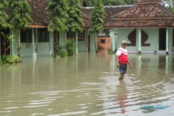BANJIR BANTUL : Sekolah Kebanjiran, Siswa Tetap Kerjakan UAS di Perpustakaan