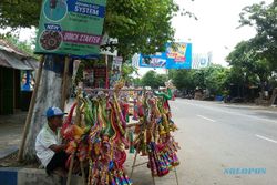 TAHUN BARU 2017 : Penjual Trompet Banjiri Jalan-Jalan Ponorogo