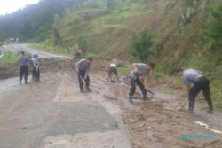 LONGSOR KARANGANYAR : Tebing di Tawangmangu Longsor, Jalur Karanganyar-Magetan Ditutup