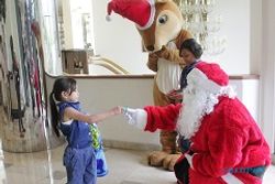 PERAYAAN NATAL 2016 : Santa Claus Bagikan Ratusan Coklat Natal di GQ Hotel