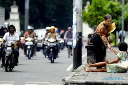 KEMISKINAN INDONESIA : Yang di Atas Pusing, yang di Bawah Enak-Enak