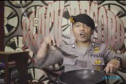 VIDEO UNIK : Polisi Ini Promosikan Tahu Bulat Lewat Lagu Rap