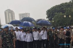 Sambil Mainkan Payung, Jokowi ke JK, "Nanti Masuk Angin Lho, Pak!"