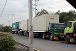 Parkir Liar Truk di Sekitar Pelabuhan Tanjung Emas Semarang Ditertibkan