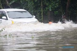 BENCANA BANTUL : Banyak Kendaraan Mogok Terjebak Banjir