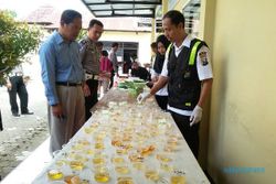 NARKOBA PONOROGO : Sebelum Jaga Keamanan Tahun Baru, 970 Polisi Tes Urine Dulu