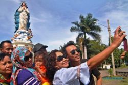 FOTO HARI NATAL 2016 : Warga Liburan ke Patung Maria Asumpta