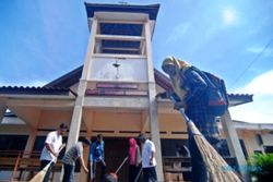 FOTO HARI NATAL 2016 : FKUB-GM Jateng Bersihkan Gereja