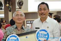 KAMPUS DI SEMARANG : Rektor Udinus Diganjar Penghargaan oleh BNN