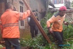 BENCANA SALATIGA : Komunitas Relawan Indepedens Perbaiki Rumah Korban Angin Langkisau