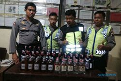 RAZIA SALATIGA : Jelang Ramadan, Polsek Sidorejo Rampas Puluhan Botol Miras di Sembir