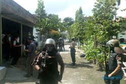 Densus Geledah Rumah 2 Terduga Pelempar Bom Molotov di Solo