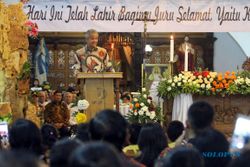 Kunjungi Gereja Katolik Maria Regina Solo, Ganjar Ucapkan Selamat Natal