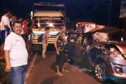 KECELAKAAN KENDAL : Rem Diduga Blong, Truk Seruduk Minibus di Perbatasan Kendal
