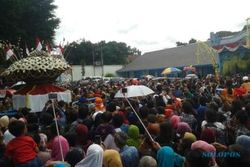 WISATA SOLO : Ribuan Orang Serbu Gunungan Grebeg Maulud di Masjid Agung