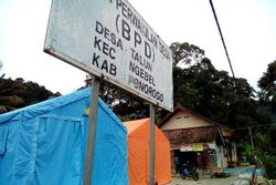 LONGSOR PONOROGO : 117 Warga Desa Talun Bertahan di Tenda Pengungsian