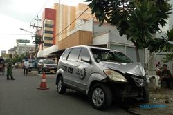 KECELAKAAN SOLO : Taksi Tabrak Tiang Reklame, 3 Orang Terluka