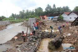 INFRASTRUKTUR KULONPROGO : Material Tanggul Seling Dinilai Tak Sesuai Standar