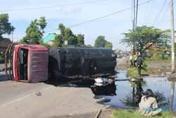 Truk Terguling di Jalan Jogja-Solo, Aspal Genangi Sawah
