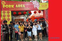 AGENDA SEMARANG : Jaga Festival Kuliner Imlek, Polisi Bersenjata Jadi Objek Selfie