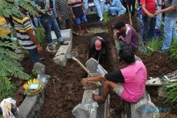 PEMBUNUHAN KLATEN : Polisi Bongkar Makam Korban Pembunuhan Trucuk untuk Autopsi