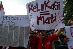 PENATAAN PKL SOLO : Protes Relokasi, PKL Jl. Kolonel Sutarto Demo di Balai Kota