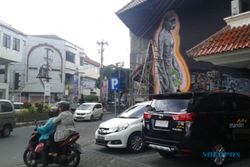 Mural Manusia Purba dan Jokowi di Perempatan Nonongan Solo Digarap Malam Hari