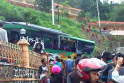 KECELAKAAN MAGETAN : Bus Pariwisata Tabrak Hotel di Sarangan, 11 Wisatawan Terluka