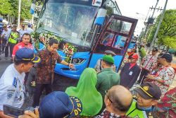 TRANSPORTASI SEMARANG : 20 Bus Baru Gantikan Armada Lama BRT Trans Semarang