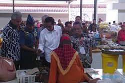 AGENDA PRESIDEN : Jokowi Borong Tempe Buntel di Pasar Sambi Boyolali