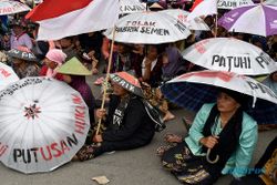 FOTO PABRIK SEMEN PATI : Izin Dicabut, Demo Jalan Terus...