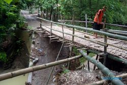 INFRASTRUKTUR SRAGEN : Warga Trombol Mondokan Minta Pemkab Perbaiki Jembatan Rusak