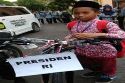 KARTU INDONESIA PINTAR : 12 Anak Dapat Sepeda dari Jokowi