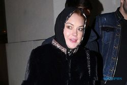 Mau Terbang ke New York, Lindsay Lohan "Dipaksa" Lepas Jilbab