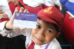 FOTO KARTU INDONESIA PINTAR : 1.037 KIP Dibagikan untuk Siswa Sleman & Kulonprogo